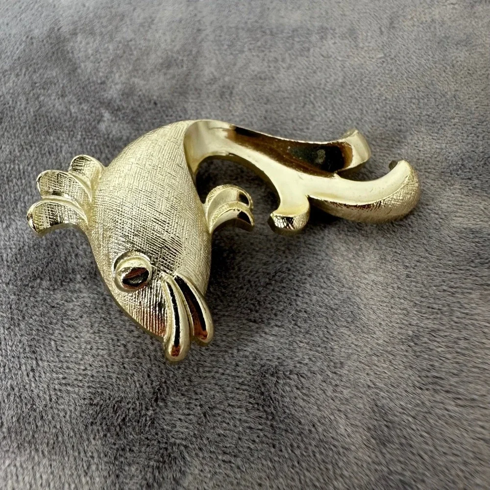 Vintage Silver Tone‎ Textured Fish Brooch Pin Marked Globus Foreign West Germany